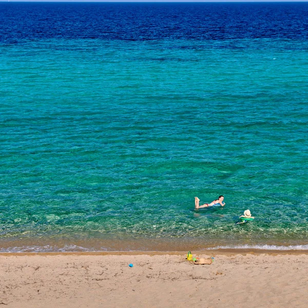 Toddler pojke på stranden med mamma — Stockfoto