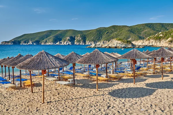 Пляж з шезлонгами і парасольками в Греції — стокове фото