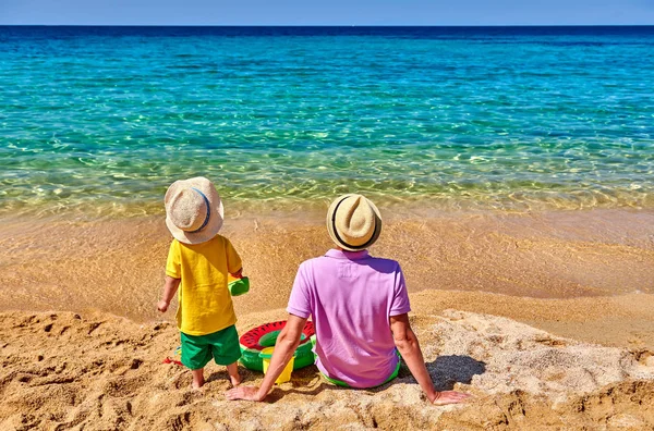 幼儿男孩在海滩与父亲 — 图库照片