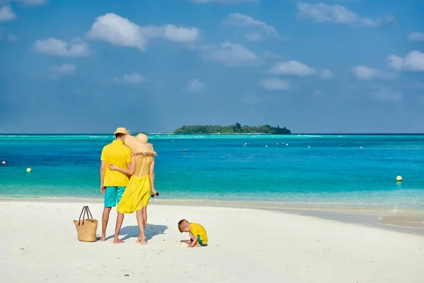 有3岁男孩在海滩上的家庭 — 图库照片