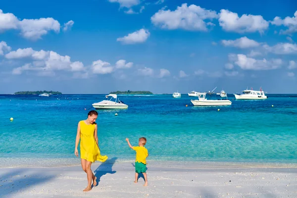 Menino na praia com a mãe — Fotografia de Stock