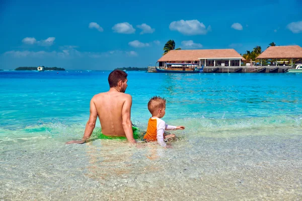 父とビーチで幼児の少年 — ストック写真