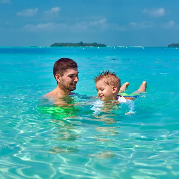 Yürümeye başlayan çocuk babası ile yüzmeyi öğrenir — Stok fotoğraf
