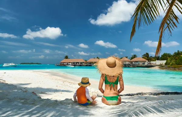 Toddler pojke på stranden med mamma — Stockfoto