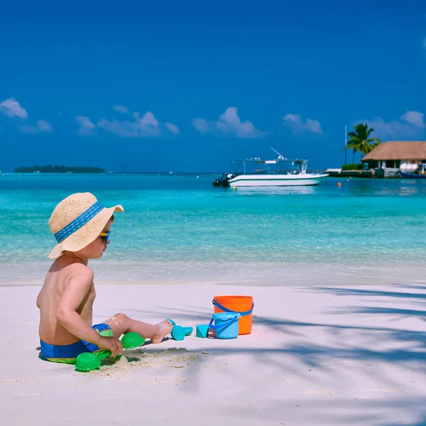 Three year old toddler playing on beach — Stock Photo, Image