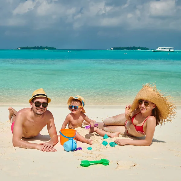 Familj med treårig pojke på stranden — Stockfoto