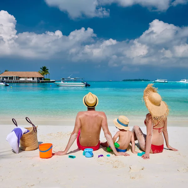 Familj med treårig pojke på stranden — Stockfoto
