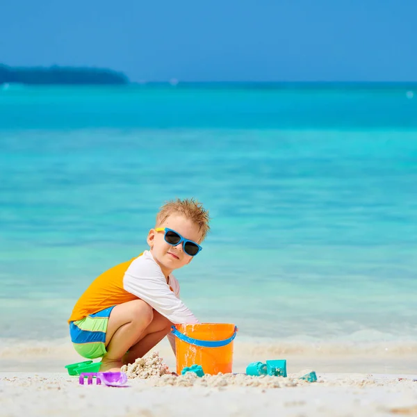 Three year old toddler playing on beach — Stock Photo, Image