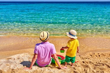 Babası ile sahilde yürümeye başlayan çocuk