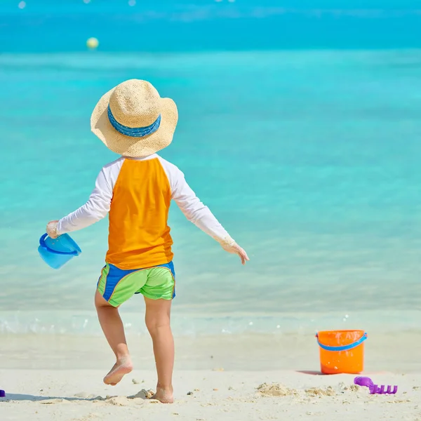 Трирічний малюк грає на пляжі — стокове фото