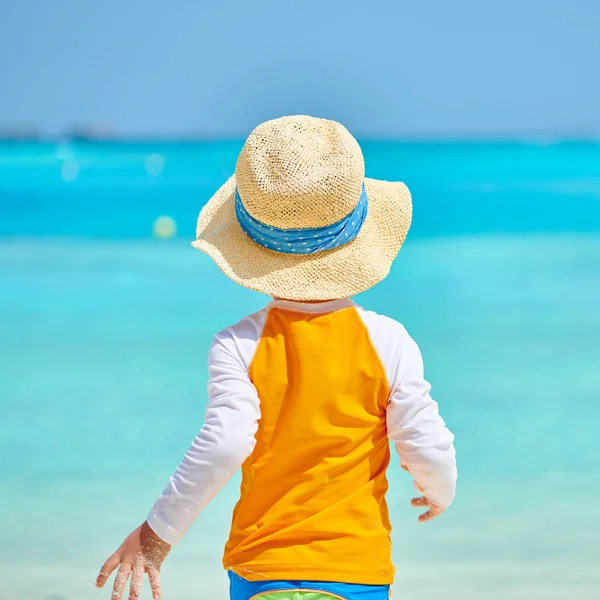 Menino de três anos na praia — Fotografia de Stock