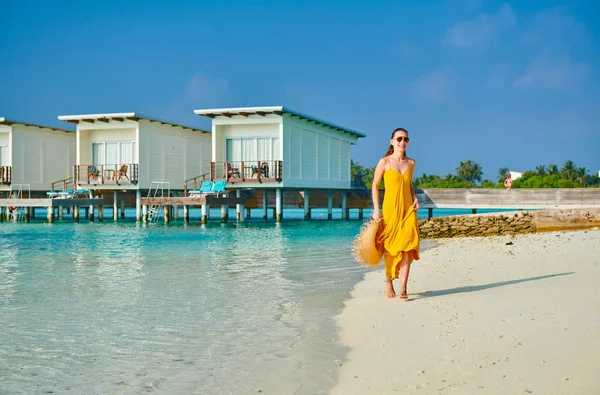 Frau im Kleid läuft am tropischen Strand — Stockfoto