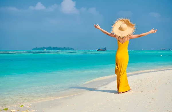 Kvinna i klänning gå på tropical beach — Stockfoto