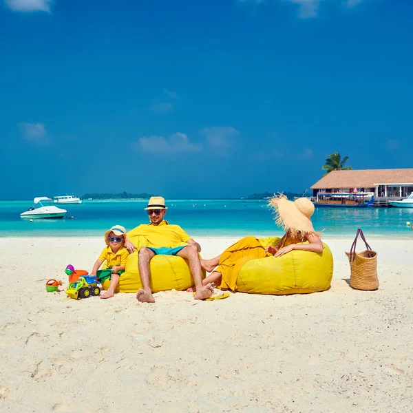 Familia con niño de tres años en la playa — Foto de Stock