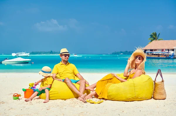 Famiglia con bambino di tre anni sulla spiaggia — Foto Stock