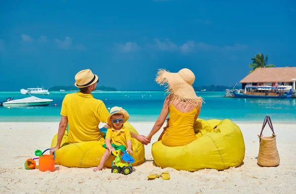 Familie mit dreijährigem Jungen am Strand — Stockfoto