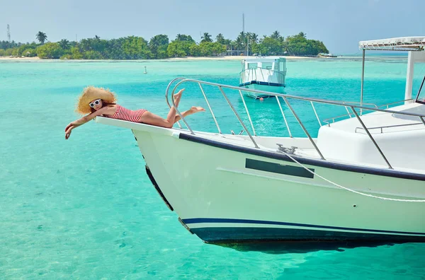 Vrouw in rode bikini liggend op boot Bow — Stockfoto