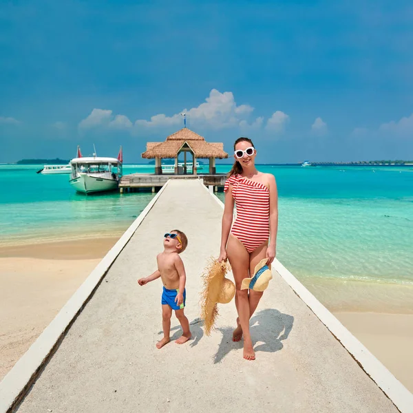 Niño en la playa con madre —  Fotos de Stock