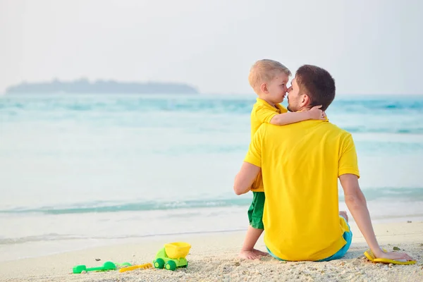 Toddler pojke på stranden med far — Stockfoto
