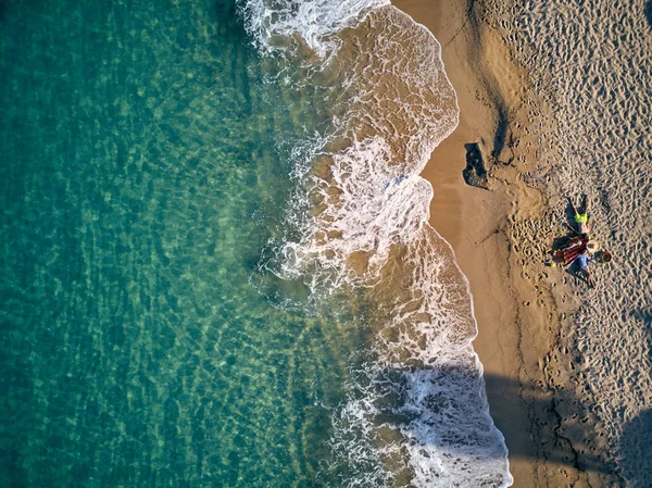 Vacker strand med familj ovanifrån skott — Stockfoto