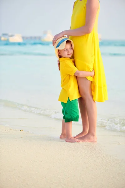 Menino na praia com a mãe — Fotografia de Stock