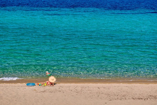 Peuter jongen op strand met moeder — Stockfoto