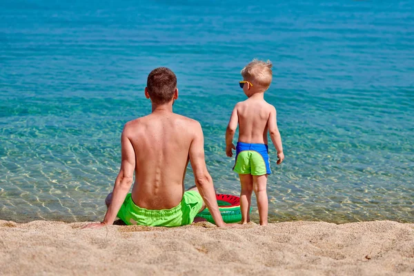 父とビーチで幼児の少年 — ストック写真