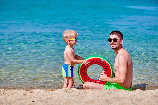 Enfant garçon sur la plage avec son père — Photo