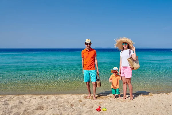 Famiglia sulla spiaggia in Grecia — Foto Stock