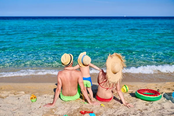 Famiglia sulla spiaggia in Grecia — Foto Stock