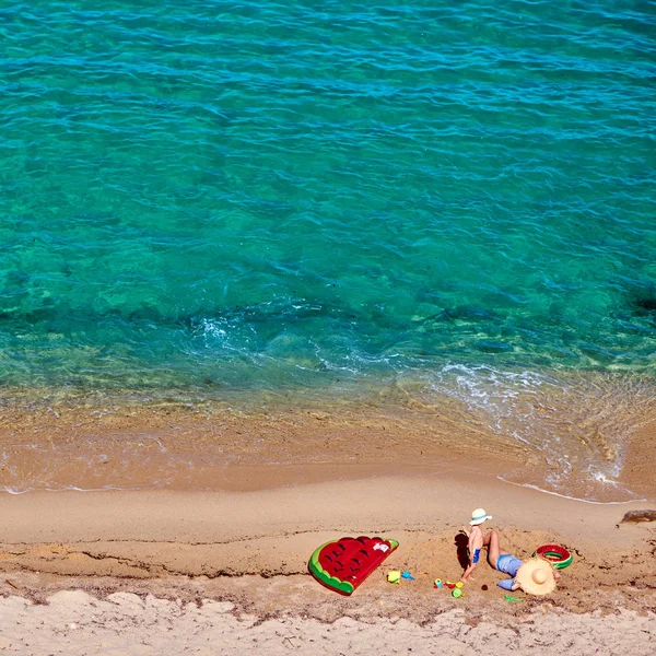 Jongen en zijn moeder op het strand met opblaasbare float — Stockfoto