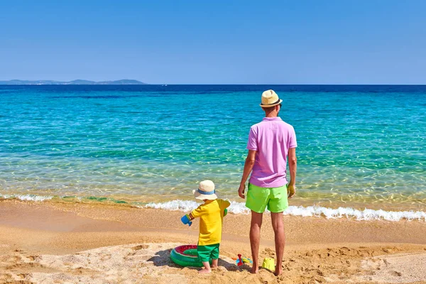 Toddler boy on beach with father — Stock Photo, Image