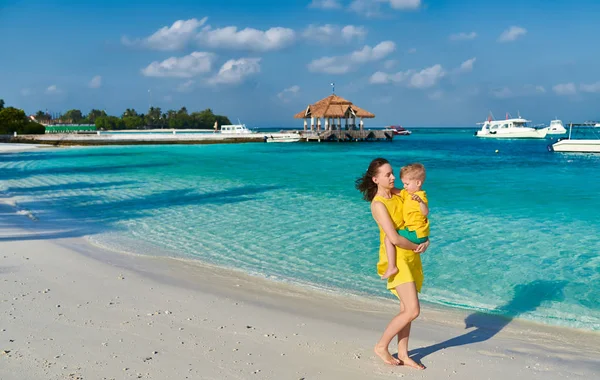 Peuter jongen op strand met moeder — Stockfoto