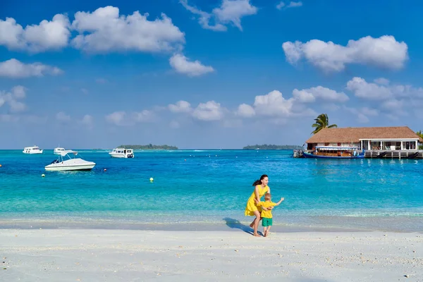 Bambino ragazzo sulla spiaggia con la madre — Foto Stock