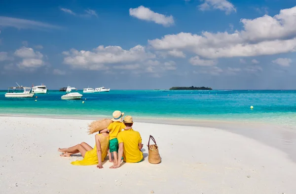 Famiglia con bambino di tre anni sulla spiaggia — Foto Stock