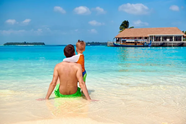 Toddler pojke på stranden med far — Stockfoto