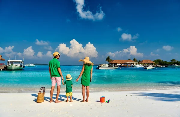 Familj med treårig pojke på stranden — Stockfoto