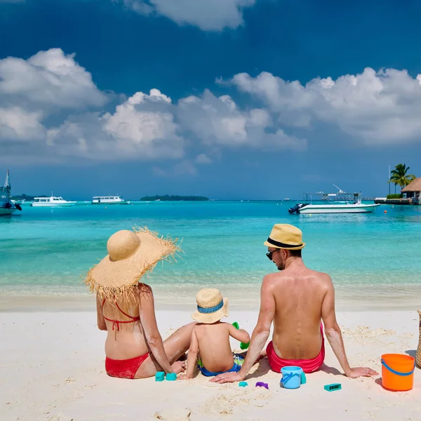 Gezin met drie jaar oude jongen op het strand — Stockfoto