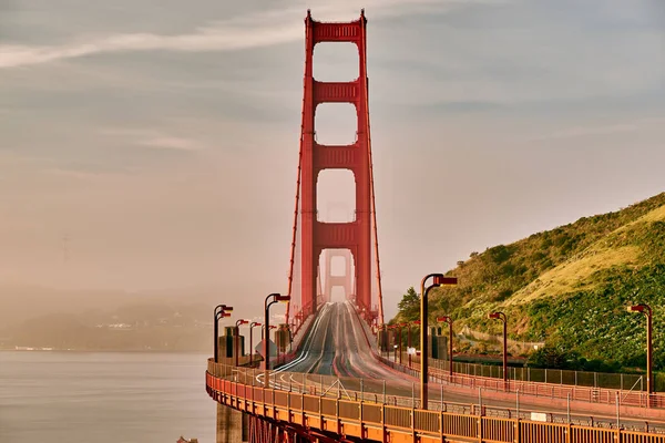 Vista del puente Golden Gate al amanecer, San Francisco — Foto de Stock