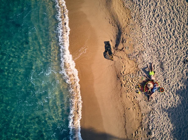 Vacker strand med familj ovanifrån skott — Stockfoto