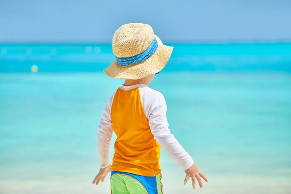 Enfant de trois ans sur la plage — Photo