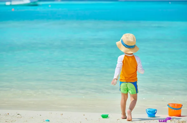 Niño de tres años jugando en la playa — Foto de Stock