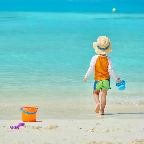 Üç yaşında bir çocuk sahilde oynuyor. — Stok fotoğraf