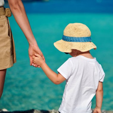 Yürümeye başlayan çocuk annesi ile sahilde