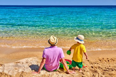 Babası ile sahilde yürümeye başlayan çocuk