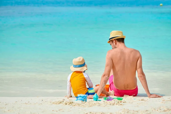 Μικρό παιδί αγόρι στην παραλία με τον πατέρα — Φωτογραφία Αρχείου