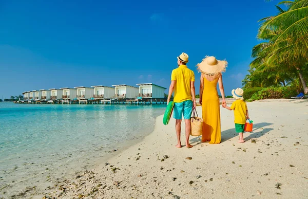 Семья с трехлетним мальчиком на пляже — стоковое фото