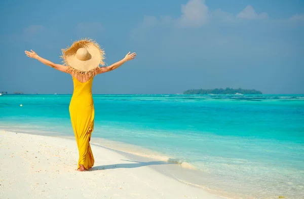 Mujer en vestido caminando en la playa tropical — Foto de Stock