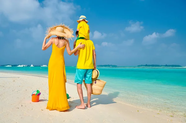 Famiglia con bambino di tre anni sulla spiaggia — Foto Stock