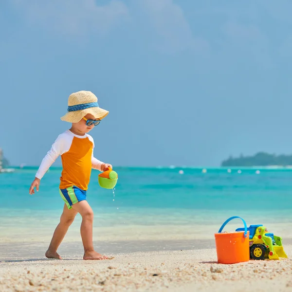 三岁的幼儿在海滩玩耍 — 图库照片